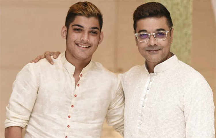 ছেলে তৃশানজিৎ-এর সঙ্গে নুসরতের রিসিপশনে প্রসেনজিৎ।