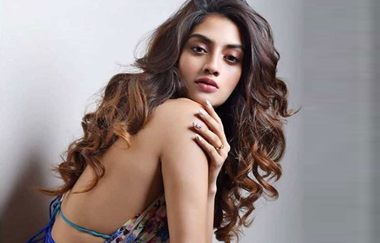 এতেই শেষ নয়, ২০ জুন হবে হোয়াইট ওয়েডিং। হোয়াইট ওয়েডিংয়ের জন্য নুসরাত বেছেছেন মিন্ট গ্রিন এবং সাদার মিশেলে ড্রেস।