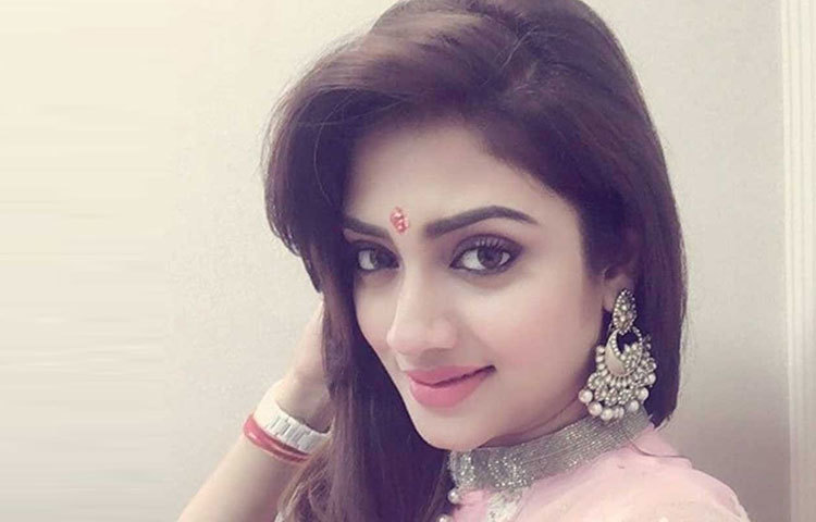 বিয়ের দিন মেনুতে থাকছে স্থানীয় কুইজিন এবং ভারতীয় খাবার। শোনা যাচ্ছে, বিয়ের পরে ইউরোপের কোনো জায়গায় মধুচন্দ্রিমায় যাবেন নব দম্পতি।