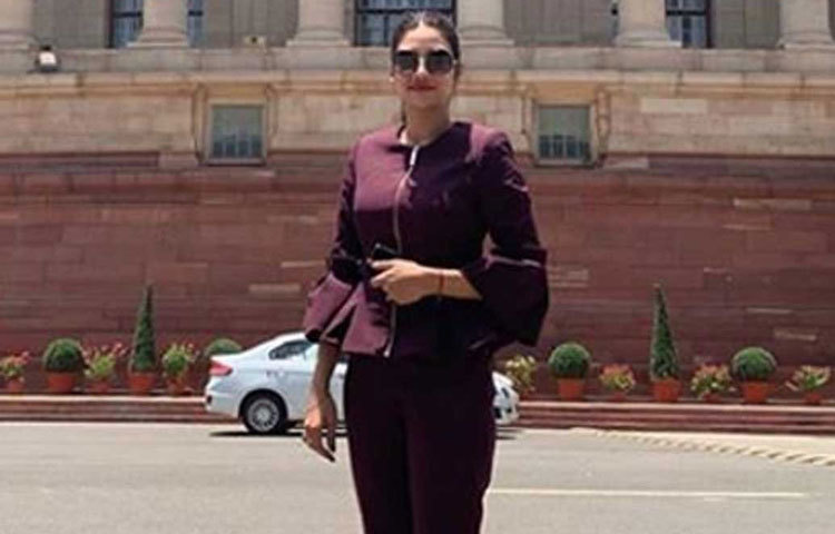 কলকাতায় ৪ জুলাই রিসেপশন হবে একটি পাঁচ তারা হোটেলে। সেখানে টালিউডের তারকা ও রাজনৈতিক ব্যক্তিত্বদের অনেকের উপস্থিত থাকার কথা।