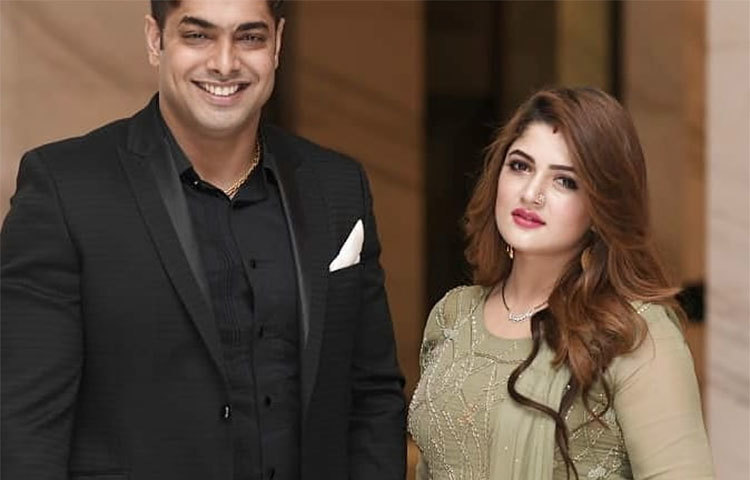 স্বামী রোশনকে নিয়ে নুসরাতের রিসিপশনে হাজির শ্রাবন্তী।