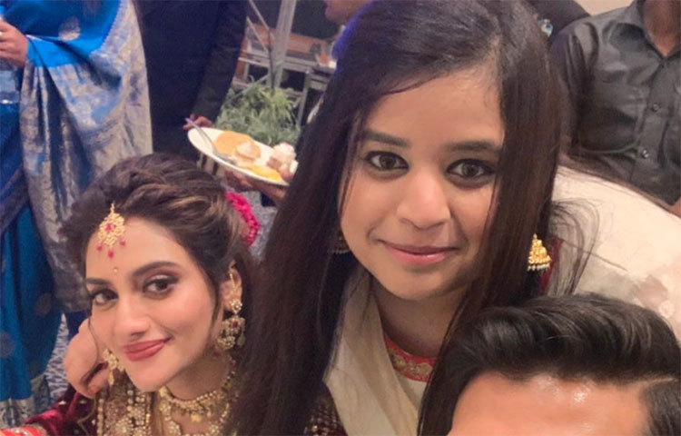 রিসিপশনের খাওয়ার টেবিলে নুসরাত।