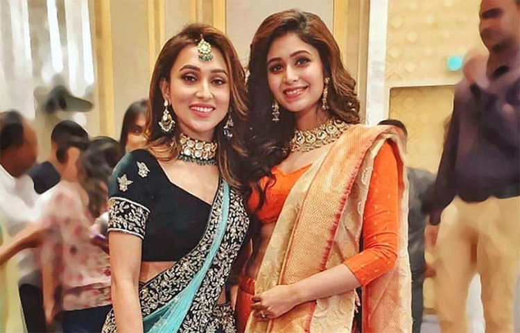 নুসরাতের রিসিপশনে মিমির সঙ্গে ঋতাভরী।