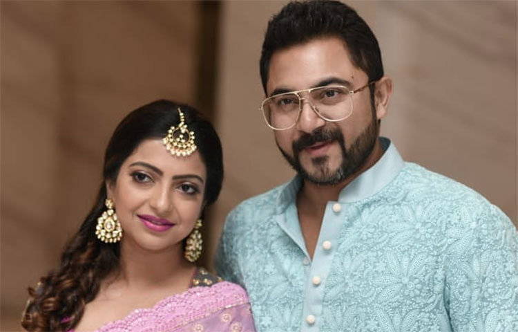 স্ত্রী তনায়াকে নিয়ে হাজির সোহম।