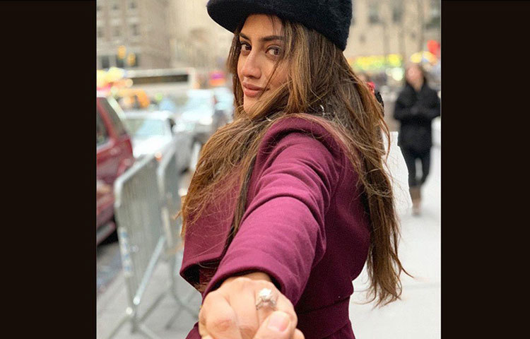 থিম অনুযায়ী বিয়ের নানা অনুষ্ঠানের পোশাক বেছেছেন নায়িকা। ইয়ট পার্টিতে থাকবে সামার ফাঙ্ক।