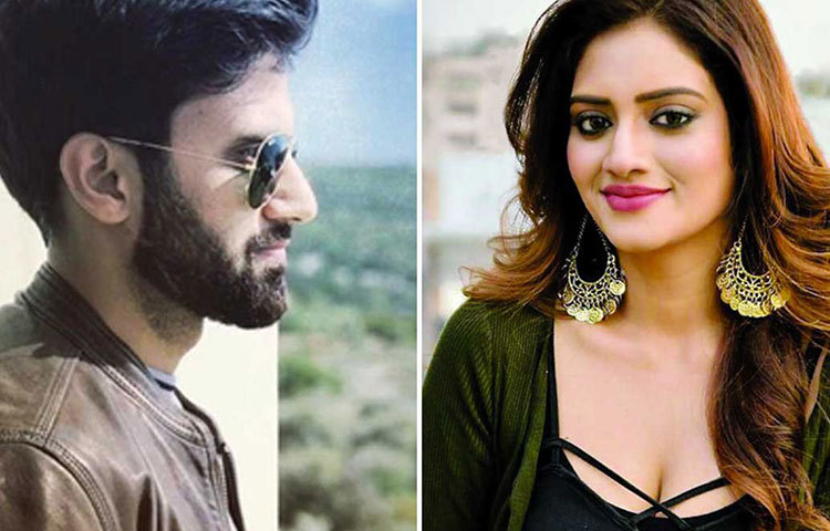 সংগীতের জন্য ইন্দো-ওয়ের্স্টান পোশাক বেছেছেন নুসরাত।