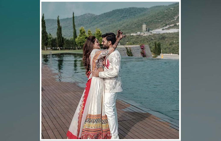 নুসরাত নিজে ভালো রান্না করেন। তার ঘনিষ্ঠরা একবাক্যে স্বীকার করেন এ কথা। রিসেপশনের বাঙালি খাবারের পাশাপাশি থাকবে মোগলাই খানাও। বসিরহাটের মাখা সন্দেশেরও নাকি আয়োজন রয়েছে।