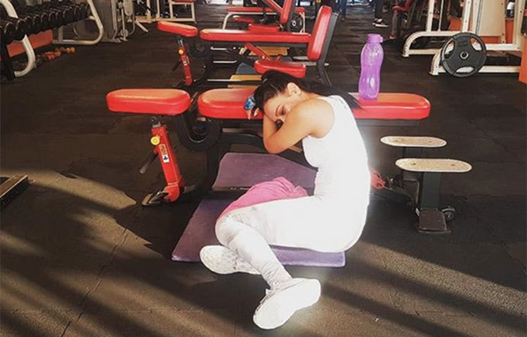 জিম করার মাঝে বিশ্রাম নিচ্ছেন নুসরাত ফারিয়া।