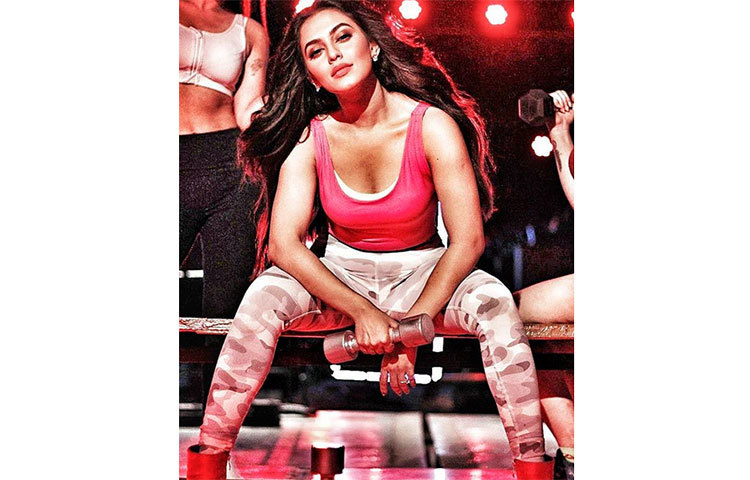 নিজেকে ফিট রাখতে জিমের প্রতি গুরুত্ব দিচ্ছেন নুসরাত ফারিয়া।