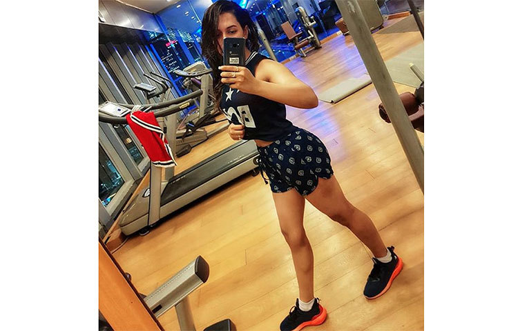 জিমে গিয়ে সেলফি তুলছেন নুসরাত ফারিয়া।