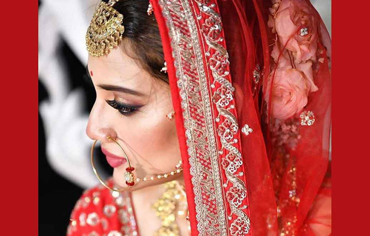 লাল লেহেঙ্গা, মানানসই গয়না, ফুলের মালা। তৃণমূল সাংসদ তথা টলি অভিনেত্রী নুসরাত জাহান বিয়ের রাতে ঠিক এমনটাই সেজেছিলেন নায়িকা।