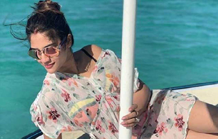 ২০১৯ সালের লোকসভা নির্বাচনে বসিরহাট কেন্দ্র থেকে নির্বাচিত সাংসদও নুসরাত। সম্প্রতি এই নবদম্পতি মধুচন্দ্রিমার উদ্দেশে উড়ে গেছেন সুদূর মরিশাস। সেখান থেকেই ইনস্টাগ্রামে বেড়ানোর ছবি শেয়ার করেছেন তারা।