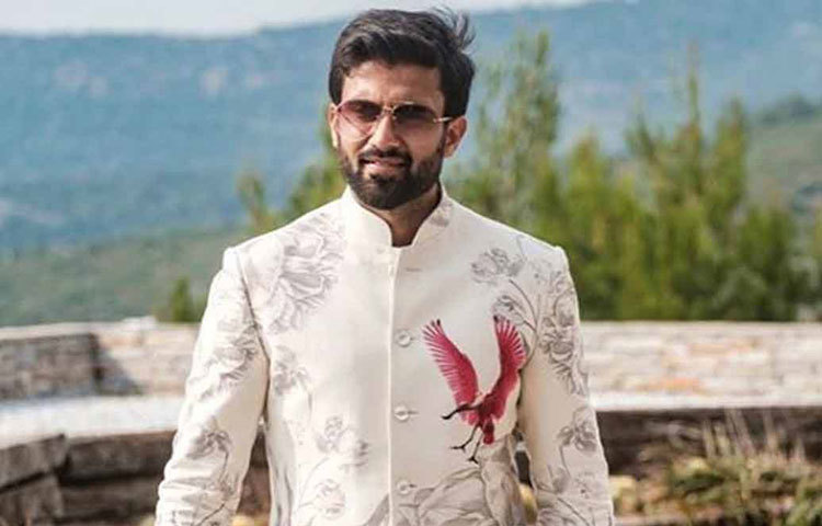 পেশায় ব্যবসায়ী নিখিলের সঙ্গে নুসরাতের কাজের মাধ্যমেই আলাপ। পরে তা গড়ায় গভীর বন্ধুত্বে। দুই বাড়ির সম্মতিতেই বিয়ের সিদ্ধান্ত নিয়েছেন দম্পতি।