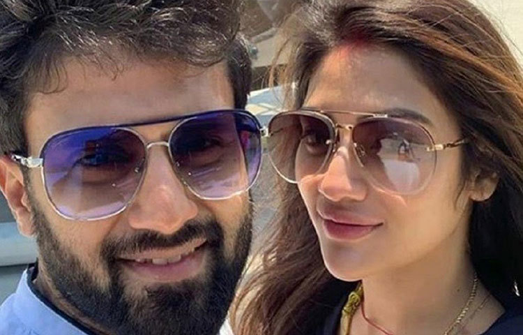 নায়িকার ঘনিষ্ঠ মহল সূত্রে শোনা যাচ্ছে, দেশে ফিরে ২৫ জুনের পরে আইনি মতে বিয়ে সারবেন নুসরাত-নিখিল।