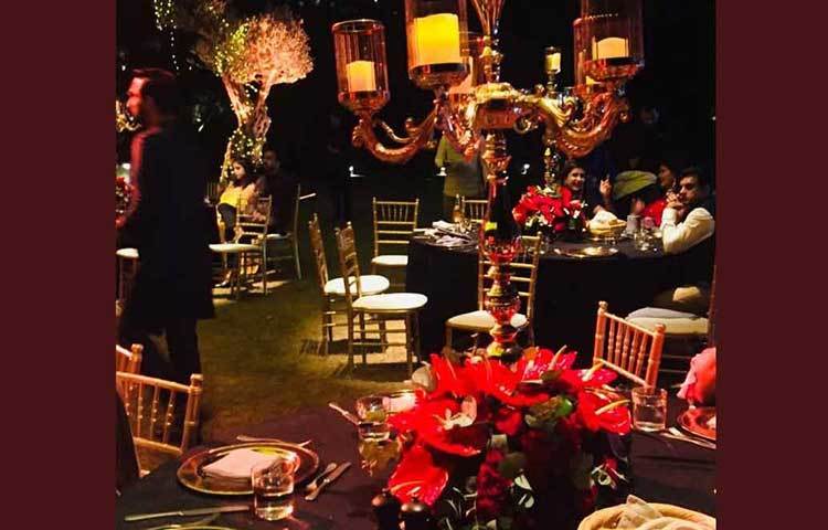 খাওয়াদাওয়ার ঢালাও আয়োজনও নজর কাড়বে বইকি। স্থানীয়দের পাশাপাশি বিয়ের ভোজে ভারতীয় খাবারও ছিল বলে জানা গিয়েছে। তবে নির্দিষ্ট ভাবে মেনু কী ছিল, তা এখনও জানানো হয়নি।