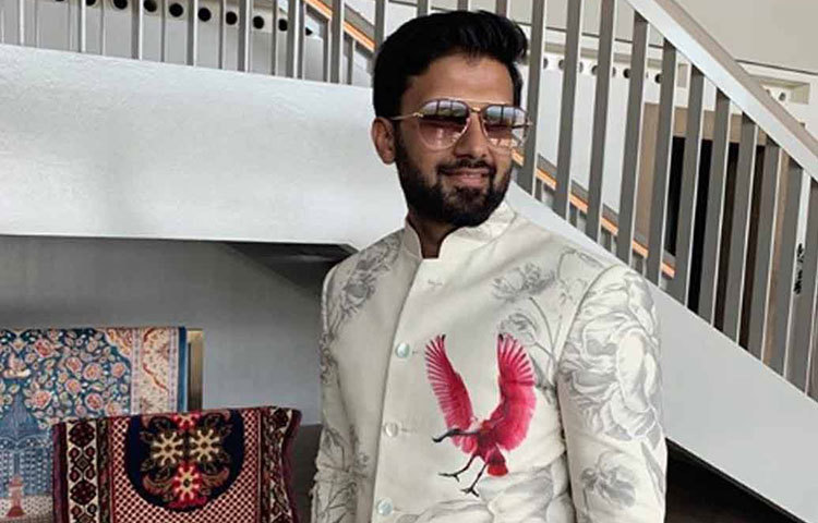 দেশে ফিরে ২৫ জুনের পরে আইনি মতে বিয়ে সারবেন নুসরাত-নিখিল। এক-একটি অনুষ্ঠানের জন্য থিম অনুযায়ী পোশাক বেছেছিলেন নিখিল-নুসরাত।