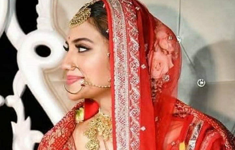 দেশে ফেরার পর টলিউডের বাকি অভিনেতা, বন্ধু বান্ধব ও রাজনৈতিক সহকর্মীদের নিয়ে রিসেপশনের প্লানে আছেন নব দম্পতি।