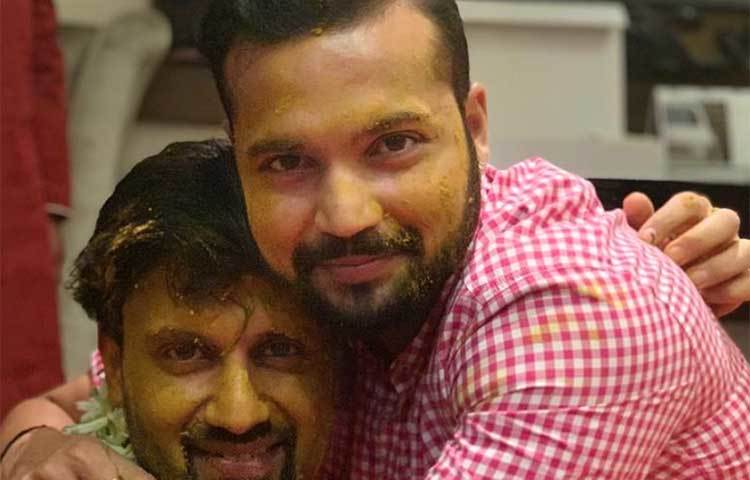 নুসরতের পাশাপাশি গায়ে হলুদের অনুষ্ঠানে সাংসদ অভিনেত্রীর হবু বর নিখিল জৈনের ছবিও উঠে এসেছে সোশ্যাল মিডিয়ায়।