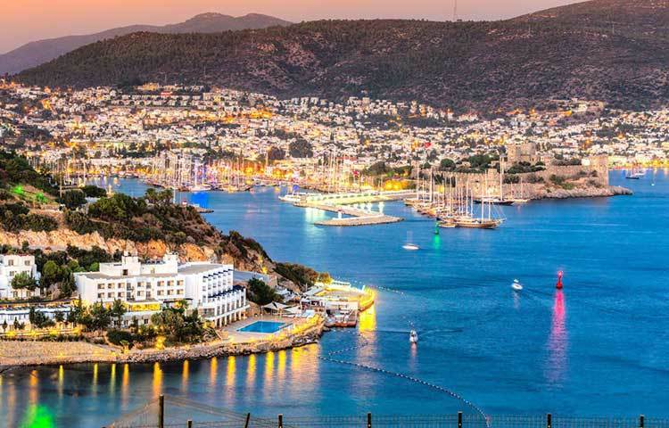 ‘হেভিওয়েট ওয়েডিং’-এ কথার যোগ্য দাবিদার এই বিয়ে। টলিউড নায়িকা ও সাংসদ নুসরাত জাহান ও বস্ত্র ব্যবসায়ী নিখিল জৈন বাঁধা পড়তে চলেছেন সাত পাকে। প্রথমে ধরা হয়েছিল, ইস্তানবুলই নাকি নুসরাতের পছন্দের ওয়েডিং ডেস্টিনেশন। কিন্তু বিয়ের কার্ড ছাপার পর দেখা যায় গ্রিক স্থাপত্যেই ভোট দিয়েছেন হবু দম্পতি।