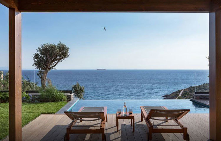 বিয়ের আসর বসছে বোদরুমের ‘সিক্স সেন্সেস কাপলাঙ্কায়ায়’। প্রাচীন স্থাপত্য ও আধুনিকতার মেলবন্ধনে এ জায়গা নজর কাড়ে। প্রায় এক লক্ষ বর্গফুট এলাকা নিয়ে গড়ে ওঠা গোটা এলাকায় রয়েছে ছ’টিরও বেশি স্যুট, ১৪১টি গেস্ট রুম।