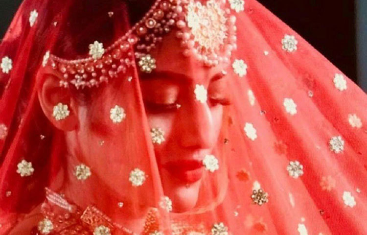 বিয়েতে নুসরাত পরেছিলেন ডিজাইনার সব্যসাচী মুখোপাধ্যায়ের লেহেঙ্গা। রং ছিল লাল। প্রত্যেকটি বিয়ের অনুষ্ঠানের জন্য ছিল ভিন্ন ভিন্ন থিম।