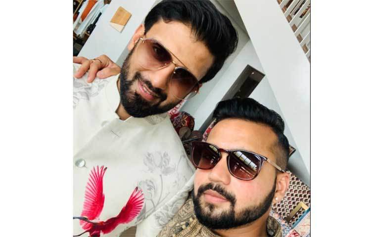 সোমবার ইয়র্ট পার্টির আগে অভিনেত্রীর হবু বর নিখিল জৈনের সাজ।