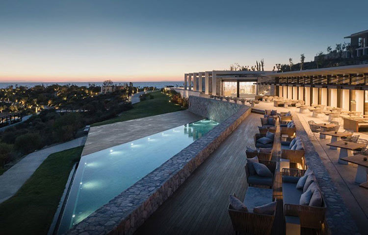 সমুদ্র ছুঁয়ে থাকা কাপলাঙ্কায়ায় স্পা, জিম, হেলথ সেন্টার, প্রাইভেট বিচ- কী নেই! হেলিপ্যাড তো ছিলই, এ ছাড়াও পর্যটকদের সমুদ্র-ভ্রমণের জন্য ছিল স্পিড বোটের বিশেষ ব্যবস্থাও।