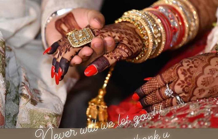 ‘এনজেঅ্যাফেয়ার’। এটাই ছিল নিখিল এবং নুসরাতের বিয়ের সোশাল ওয়ালে ব্যবহৃত হ্যাশট্যাগ। মূল অনুষ্ঠানের ডিজাইনেও ব্যবহার হয়েছে এই বিশেষ হ্যাশট্যাগ। আংটি বদলেও ছিল তার ছাপ।