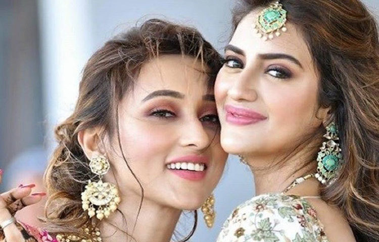 বোদরুমে টলিউড থেকে একমাত্র আমন্ত্রিত ছিলেন নুসরাতের ‘বেস্ট বাডি’ নব নির্বাচিত আর এক তৃণমূল সাংসদ অভিনেত্রী মিমি চক্রবর্তী। সাজগোজ, ডিজাইনার ড্রেসের দিক থেকে মিমিও কিন্তু কোনও অংশে কম যান না।