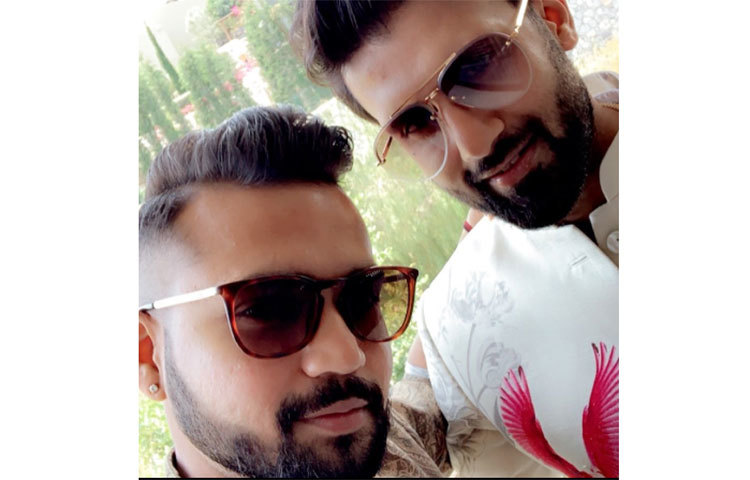 বন্ধুর সঙ্গে ছবি তুলতে ব্যস্ত নিখিল।