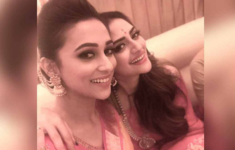 তবে এ বিয়েতে একেবারেই ঘনিষ্ঠ বন্ধু ও পরিবারকেই প্রাধান্য দিচ্ছেন নুসরত ও নিখিল। টলিউড থেকে একমাত্র নিমন্ত্রণ পেলেন নুসরতের ঘনিষ্ঠ বন্ধু মিমি। শনিবার তুরস্ক পৌঁছে নুসরাতের সঙ্গে নিজের ছবিও পোস্ট করেছেন মিমি। ফ্লোরাল প্রিন্টের ড্রেস পরেছেন মিমি। হ্যাশট্যাগে লিখেছেন, ‘এনজেঅ্যাফেয়ার’ অল সেট।