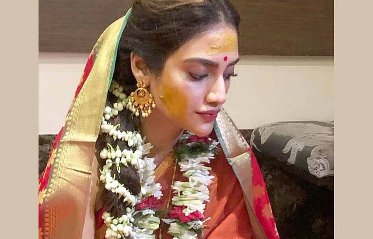 গায়ে হলুদের অনুষ্ঠান হয়েছিল নুসরাতের কলকাতার বাড়িতেই। উপস্থিত ছিলেন ঘনিষ্ঠরা। লাল শাড়ি, সোনার গয়না, ফুলের মালার সাজে সেজেছিলেন নুসরাত।