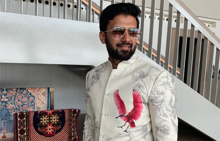 সাদা ডিজাইনের স্যুটই বেছে নিয়েছিলেন নিখিল জৈন।