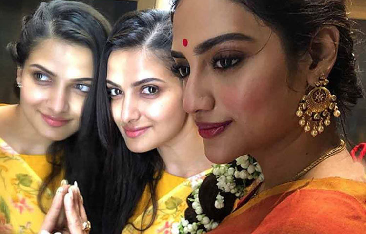 মিমি-নুসরাতের বন্ধুত্বের খবর টালিউডে অনেকেই জানেন। তবে নায়িকা তনুশ্রী চক্রবর্তীও নুসরাতের খুব কাছের। গায়ে হলুদের অনুষ্ঠানে উপস্থিত ছিলেন তিনি।