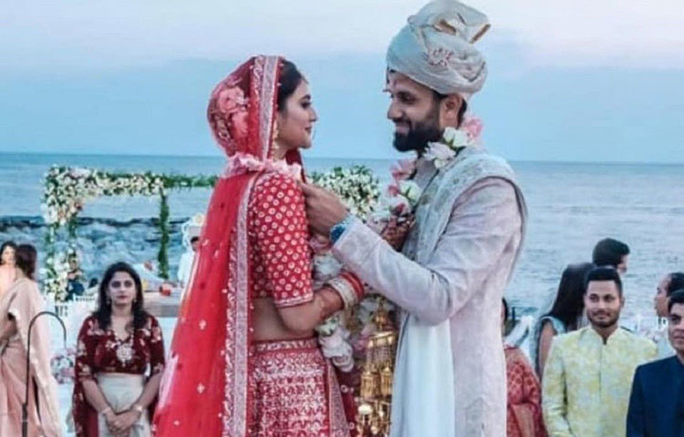 ‘এনজেঅ্যাফেয়ার’। নিখিল এবং নুসরাতের বিয়ের সোশাল ওয়ালে ব্যবহৃত হ্যাশট্যাগ ছিল এটাই।