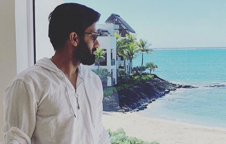 নিখিলও কম যান না! নিজের ইনস্টাগ্রাম অ্যাকাউন্ট থেকে হনিমুনের ছবি পোস্ট করেছেন তিনিও। নুসরাতের উদ্দেশে লিখেছেন, ‘উইথ মাই মুন’!