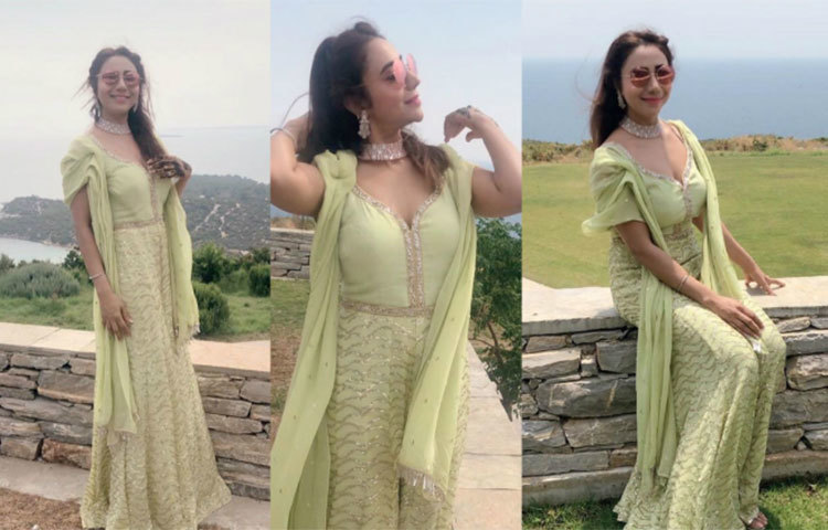 বোদরুমে নুসরত-নিখিলেন বিয়ের অনুষ্ঠানে গিয়ে হোটেলের বাইরে পোজ দিয়ে ছবি তুলতে দেখা গেল আত্মীয় স্বজন, বন্ধু-বন্ধবদেরও।