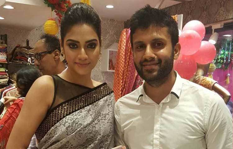 নুসরাতের হার না মানা জেদ ও স্পষ্টবাদী হওয়ার গুণ বারবরাই মন ছুঁয়েছিল বন্ধু নিখিলের। তাই বন্ধুত্ব থেকে বিশেষ সম্পর্ক তৈরি হতে বেশি সময় লাগেনি। বিয়ে নিয়ে খুবই উত্তেজিত নিখিল। মেহেদির অনুষ্ঠানের পর নিজের ছবি পোস্ট করে সে কথাই জানিয়ছেন তিনি।