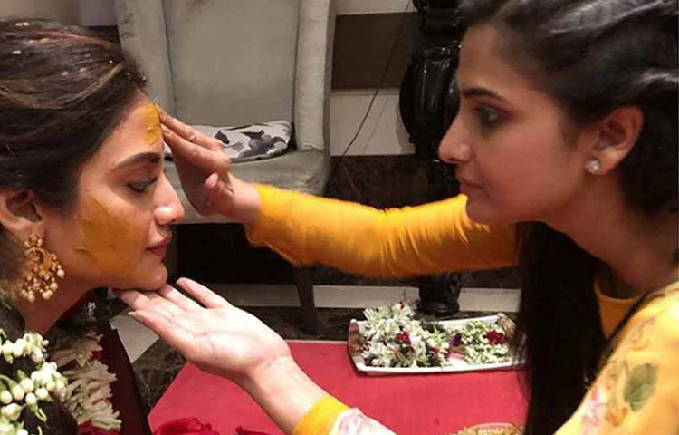 নিজে হাতে নুসরাতের হলুদ মাখিয়ে দিয়েছেন তনুশ্রী। সোশাল ওয়ালে সে ছবি শেয়ার করেছেন। প্রিয় বন্ধুর আগামী শুভ হোক, এই বার্তা পৌঁছে দিয়েছেন প্রতিনিয়ত।