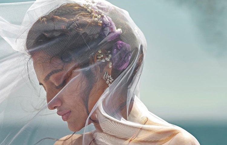 নুসরাতের বিয়েতে সবচেয়ে আকর্ষণীয় অনুষ্ঠান ছিল ‘হোয়াইট ওয়েডিং। এর জন্য নুসরাত বেছেছিলেন মিন্ট গ্রিন এবং সাদার মিশেলে ড্রেস।