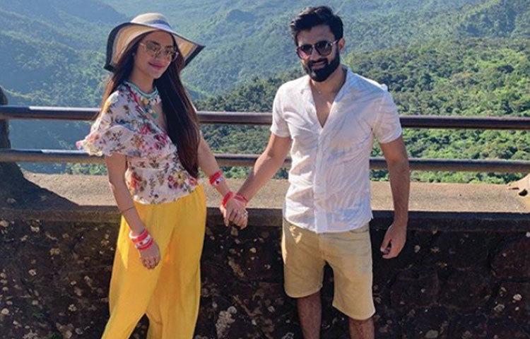 পেছনে সবুজ পাহাড়ের রাশি। হাতে হাত রেখে তারা দাঁড়িয়ে রয়েছেন একসঙ্গে। সময় যেন থমকে গিয়েছে। দু’জনের সম্পর্কের রসায়ন ছাপিয়ে গিয়েছে মরিশাসের চোখধাঁধানো প্রাকৃতিক সৌন্দর্যকেও।