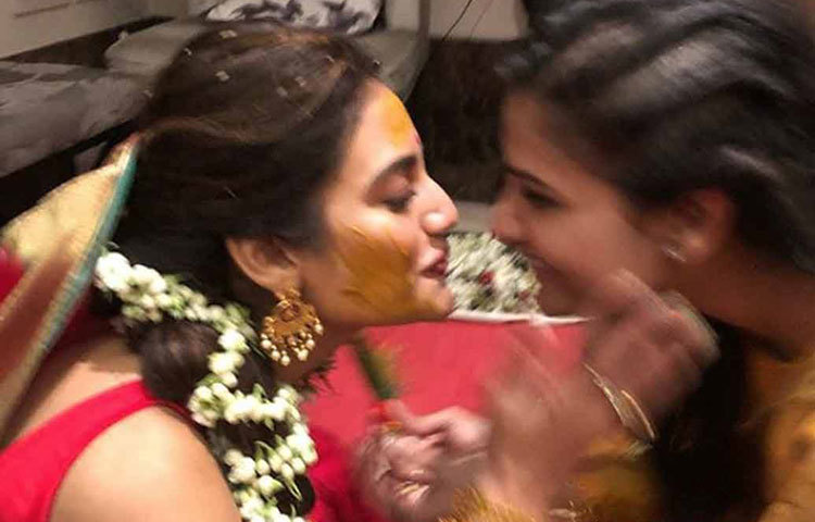 এবার নুসরাতের পালা। তনুশ্রীর গায়ে হলুদ লাগিয়ে দিতে তিনিও ছাড়েননি। ফ্রেমবন্দি হয়েছে বন্ধুত্ব।