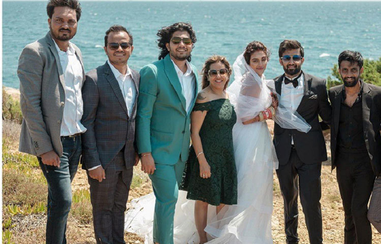 নিখিলের পরনে ছিল কালো রঙের স্যুট।