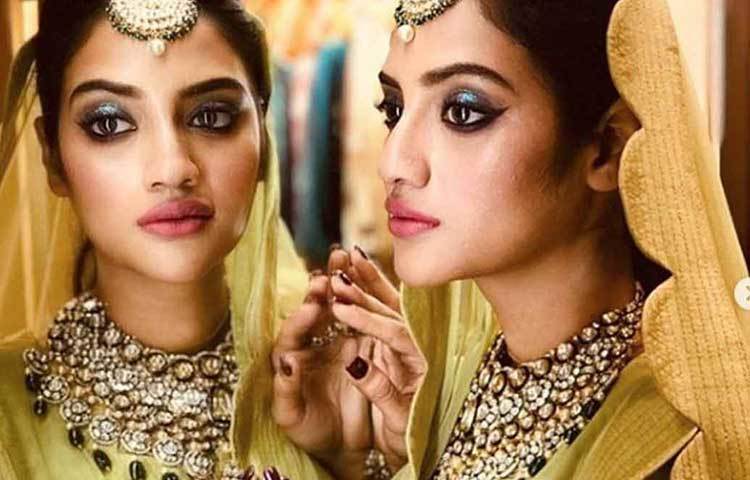 বিয়ের রাতে নুসরাত পরছেন ডিজাইনার সব্যসাচী মুখোপাধ্যায়ের তৈরি করা লেহেঙ্গা। নিখিল পরবেন সব্যসাচীর ডিজাইন করা ভারী ইন্দো-ওয়েস্টার্ন পোশাক।