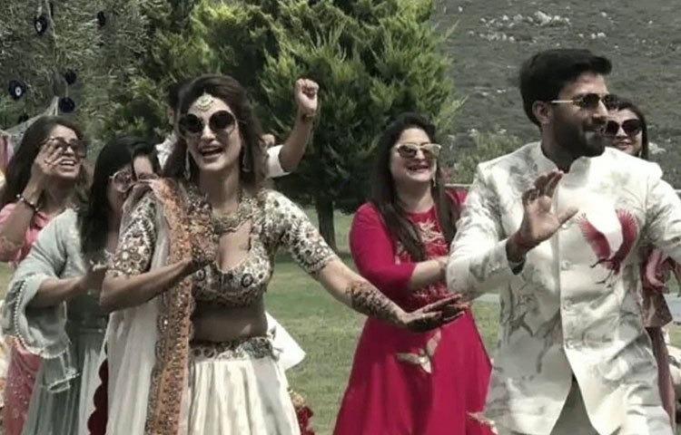 খাওয়া দাওয়ার আয়োজনও ছিল বিস্তর। ভারতীয় কুইজিনের পাশাপাশি স্থানীয় খাবারেরও ব্যবস্থা ছিল।