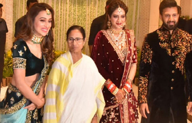 দেশে ফিরে কলকাতার এক সাত তারা হোটেলে ধূমধামের সঙ্গেই সম্পন্ন হয়েছিল নুসরত-নিখিলের গ্র্যান্ড রিসেপশন। চাঁদের হাট বসেছিল সেখানে। সন্ধে হতেই পৌঁছে গিয়েছিলেন পশ্চিমবঙ্গের মুখ্যমন্ত্রী মমতা ব্যানার্জী। টালিগঞ্জে জগত থেকে রাইমা সেন, আবির চট্টোপাধ্যায় থেকে শুরু করে ছিলেন অনেকেই।