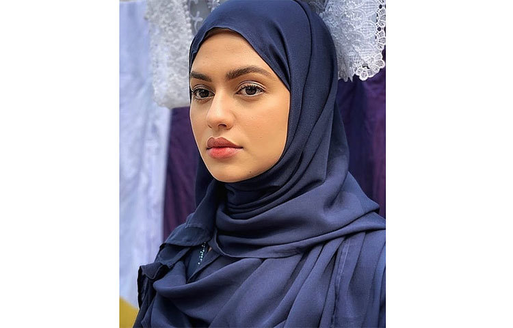 কয়েকদিন ধরে এই ছবি নিয়ে সামাজিক যোগাযোগ মাধ্যমে তুমুল আলোচনা-সমালোচনা হচ্ছে।