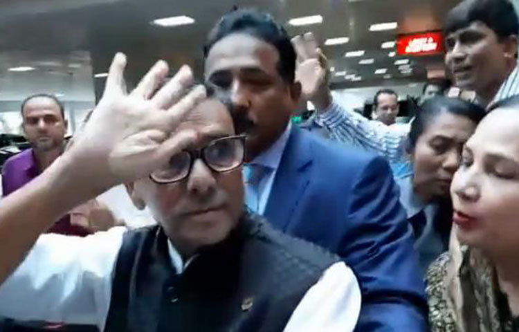 সিঙ্গাপুরের মাউন্ট এলিজাবেথ হাসপাতাল থেকে ছাড়পত্র নিয়ে যাওয়ার সময় ওবায়দুল কাদেরকে হাত নাড়িয়ে সবাইকে অভিবাদন জানাতে দেখায় যায়।