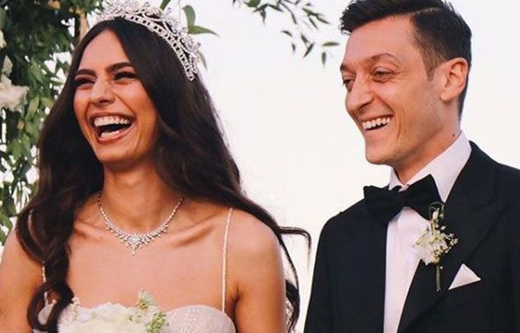 নব দম্পতির সুখের হাসি।