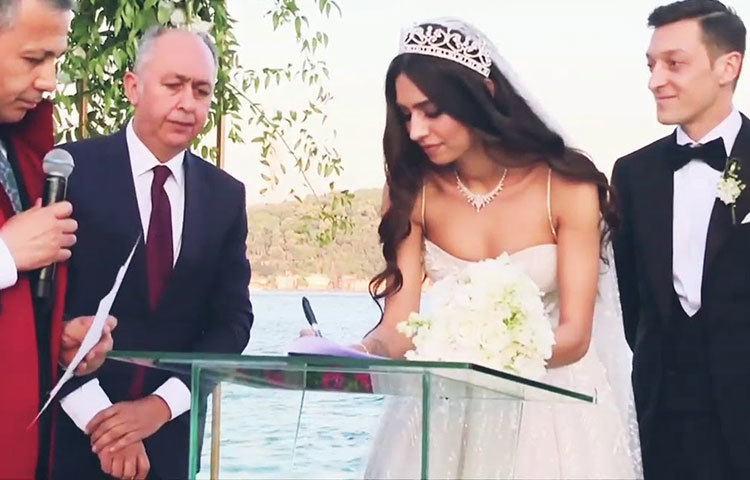 ওজিল এবং গুলসের মধ্যে দারুণ একটি মিল আছে। ওজিলের জন্ম জার্মানিতে। খেলেন জার্মান জাতীয় ফুটবল দলের হয়ে। কিন্তু ওজিল আসলে তুর্কি বংশোদ্ভূত জার্মানি ফুটবলার। গুলসের ব্যাপারটিও তাই। গুলসের জন্ম সুইডেনে। কিন্তু গুলসের শেকড়ও অন্য দেশের। কাকতালীয়ভাবে এই গ্লামার গার্লও তুর্কি বংশোদ্ভূত।